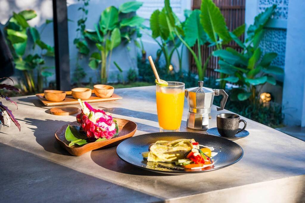 Modern Edgy Sophisticated Base, Close To - 2br Villa Canggu (Bali)