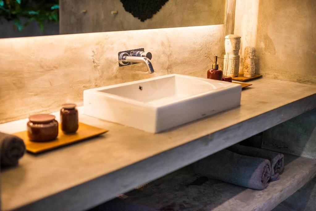 Modern Edgy Sophisticated Base, Close To - 2br Canggu (Bali)