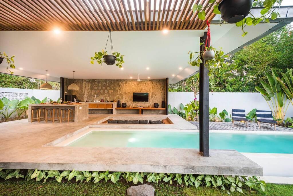 Villa Modern Edgy Sophisticated Base, Close To - 2br Canggu (Bali)