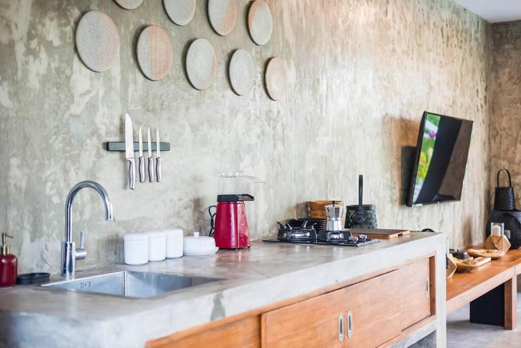 Modern Edgy Sophisticated Base, Close To - 2br *